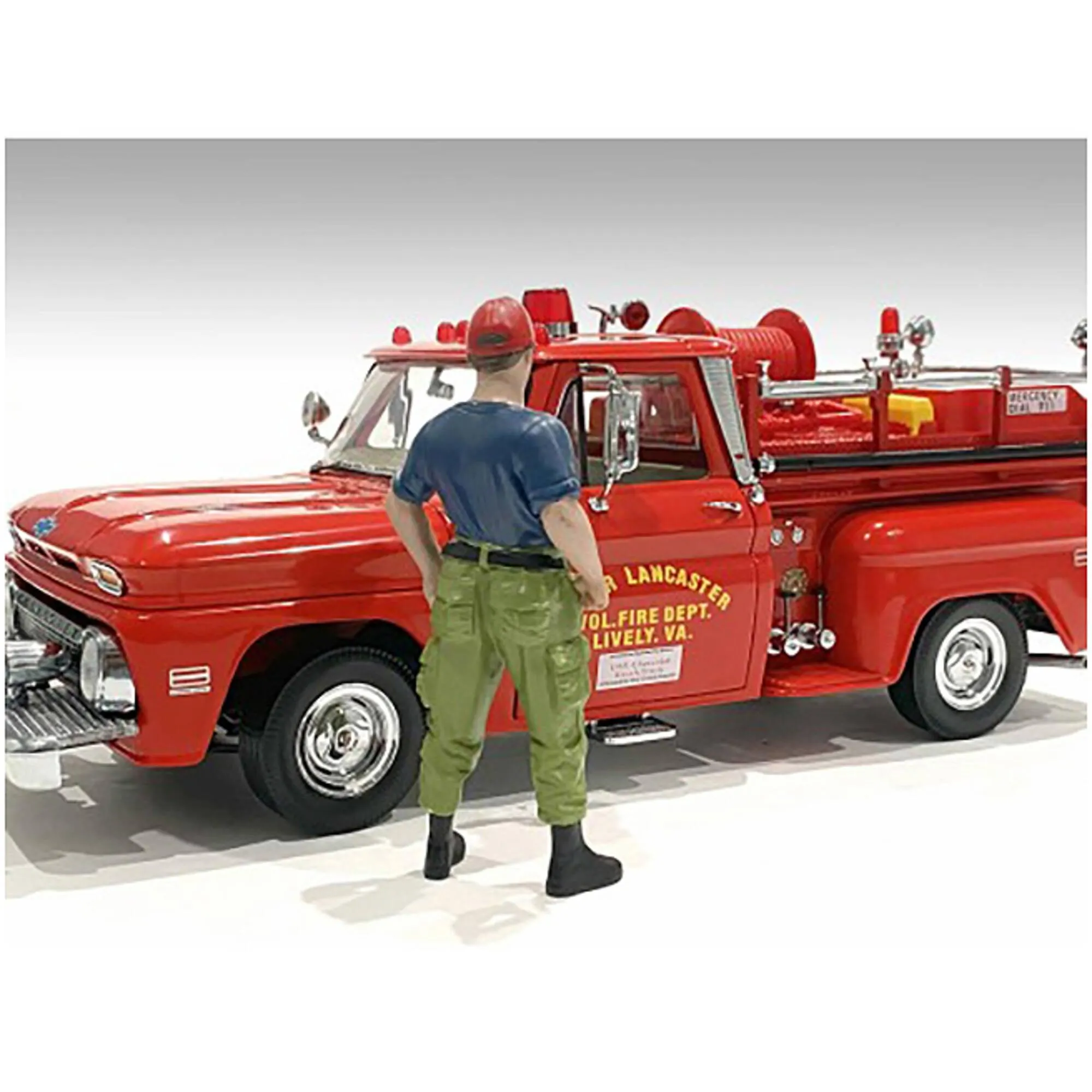 American Diorama Figure - Firefighters Off Duty Polyresin for 1/24 Scale Models