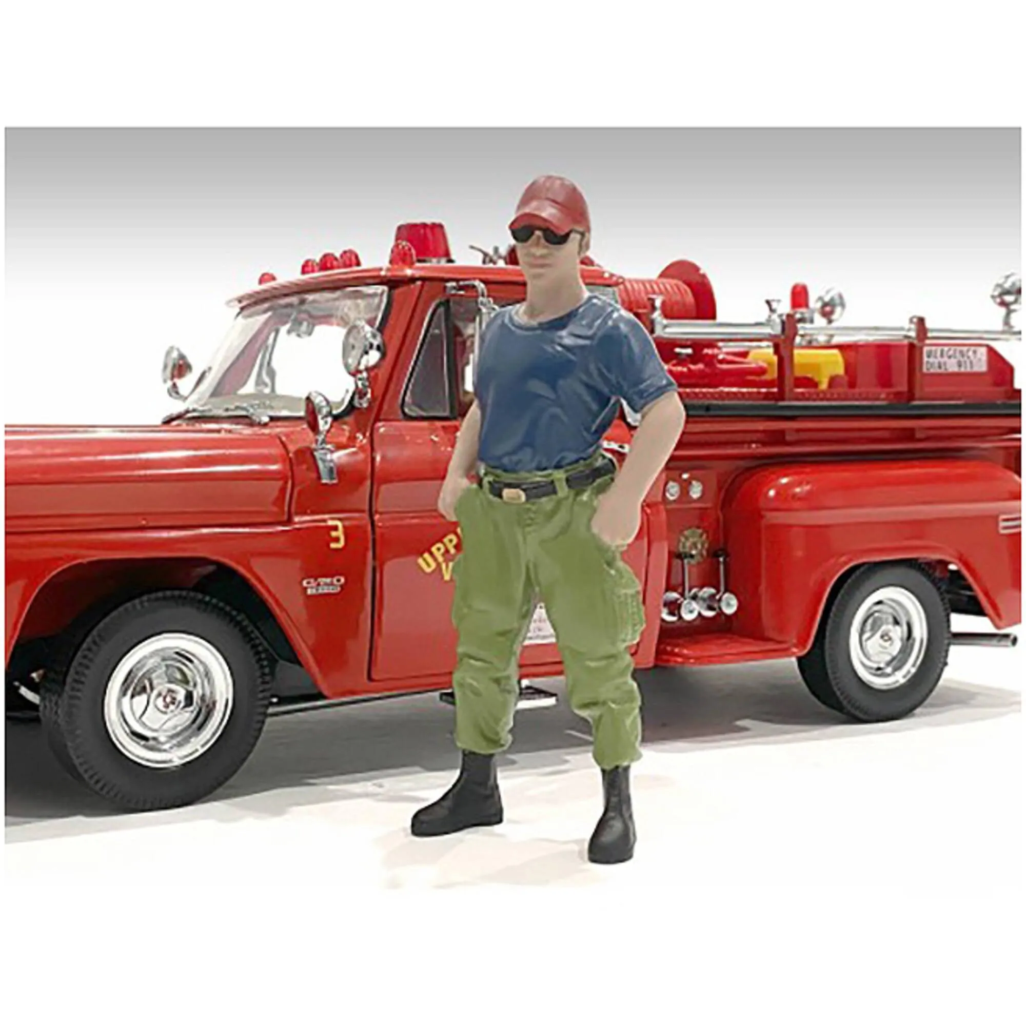 American Diorama Figure - Firefighters Off Duty Polyresin for 1/24 Scale Models
